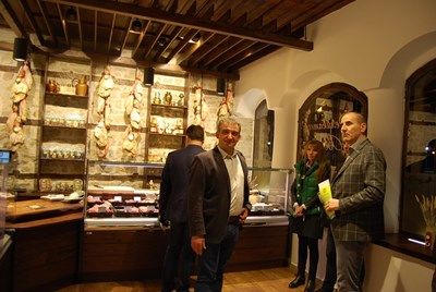 Цветанов разгледа различни проекти с държавно финансиране в Елена