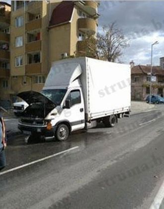 Взриви се двигателят на микробус в Благоевград