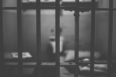 Травестит влиза в затвора, обрал мъж, който му отказал секс