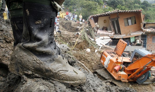 Кално свлачище погълна над 10 души в Колумбия