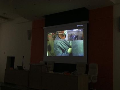 Медици от България и Италия извършиха
операция на живо пред студенти от МУ-Пловдив