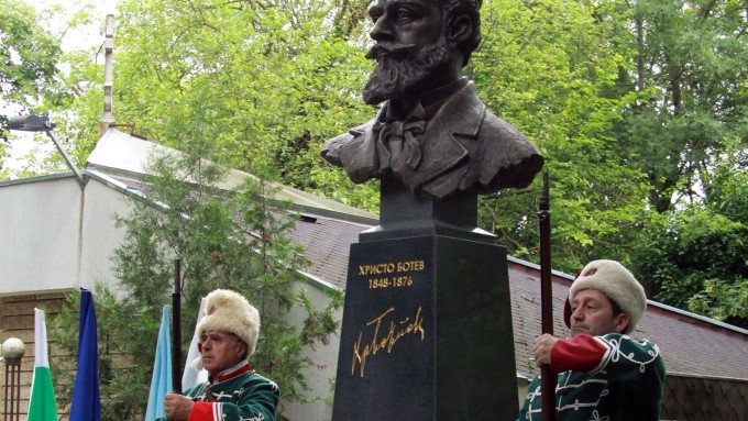 Добрич: С полагане на венци и цветя пред бюст-паметника на Христо Ботев в Каварна ще бъдат отбелязани 171 години от рождението на великия революционер на 6 януари
