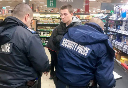 Охранители пребиха момче в "Кауфланд", защото "краде"
