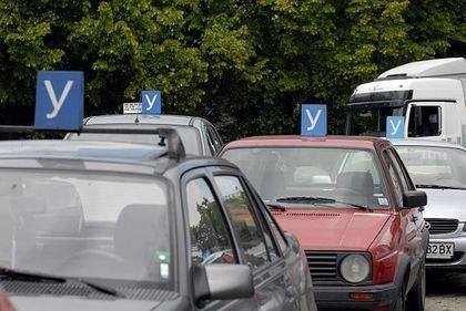 В специални „бели стаи” изпитват кандидат-шофьорите
