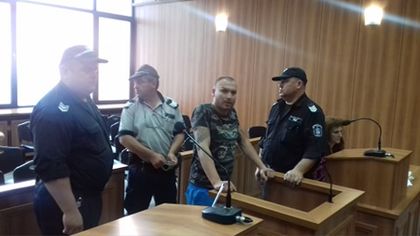 Полицаят, участвал в трафик на бежанци, остава зад решетките