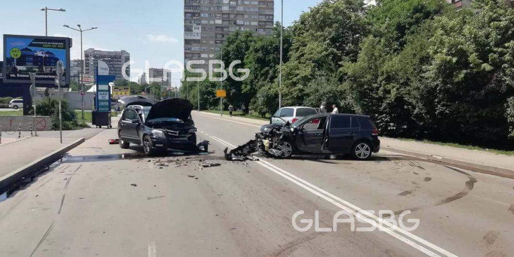 Ужасяваща катастрофа в София блокира булевард. Трима са ранени  (Снимки)