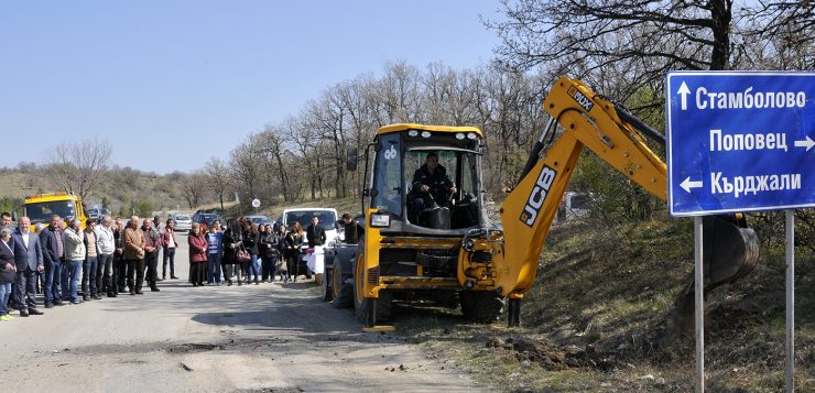 Ремонтират 35 годишен път в община Стамболово(видео)