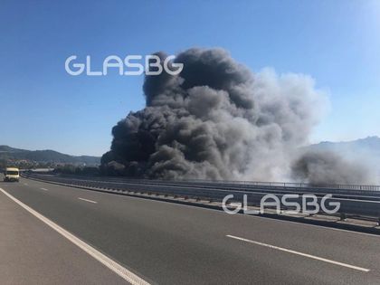 Голям пожар край Дупница! Кълбетата дим се извисяват над магистрала Струма