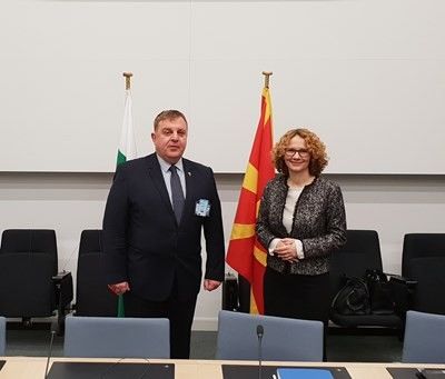„Фактор“ (Македония): Каракачанов е против договора с Македония, но в Брюксел му се наложи да се срещне с Шекеринска в първата двустранна среща на Скопие на срещата на НАТО