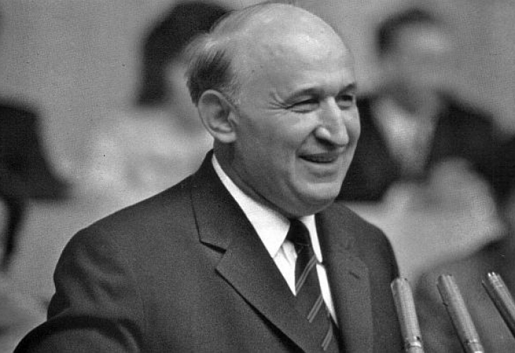 Уникални СНИМКИ на Тато заляха мрежата, не сте го виждали никога такъв