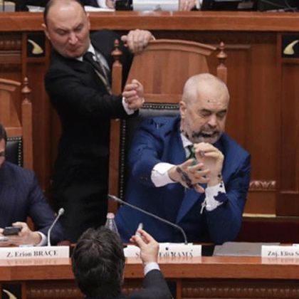 „Плюс инфо“ (Македония): Опозиционен депутат заля с боя албанския премиер в парламента