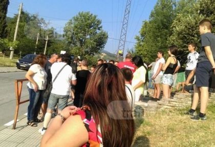 Задава се Катуница 2: Асеновград се вдига на бунт срещу ромите биячи, затварят пътя към махалата