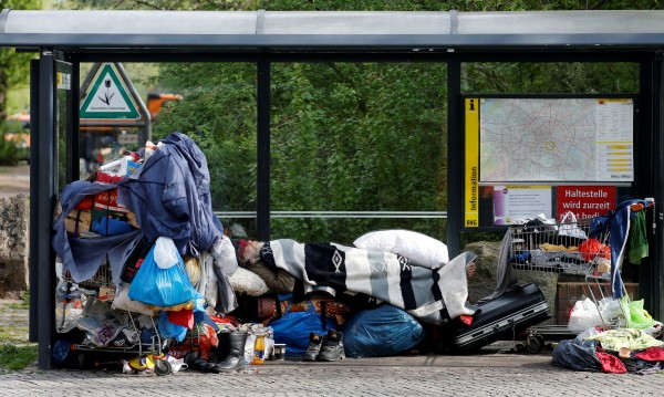 Бедни, бездомни българи приютени в Германия, в... кофи за смет