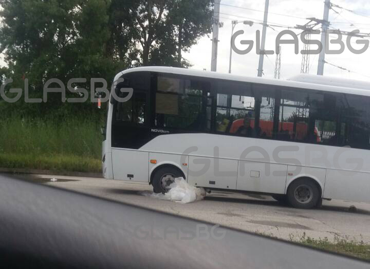 УЖАС в Тракия! Жена лежи премазана под автобус от градския транспорт! 12-годишен станал свидетел на трагедията СНИМКИ