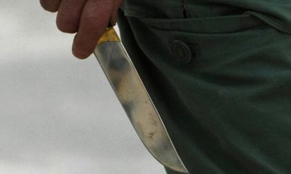 Мъж нападна с нож жена и дъщерите й в Южна Франция