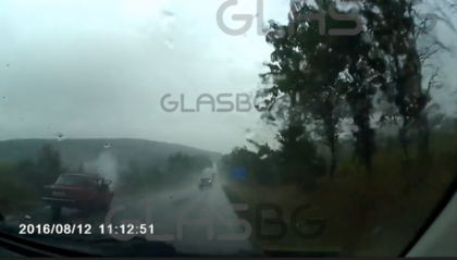 Страховито ВИДЕО: Изпреварване в дъжда довете до смъртта на българин! (18+) Вижте, как се случи белята!