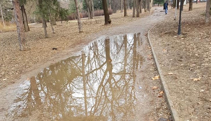 Новите алеи в Парка на младежта са потънали в локви