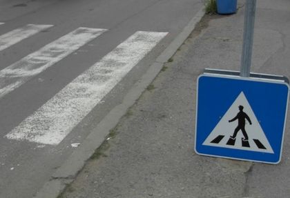 Автомобил удари деца на зебра в София, пресичали на червено