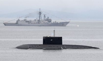 Британски кораб прехвана и съпровожда руска подводница