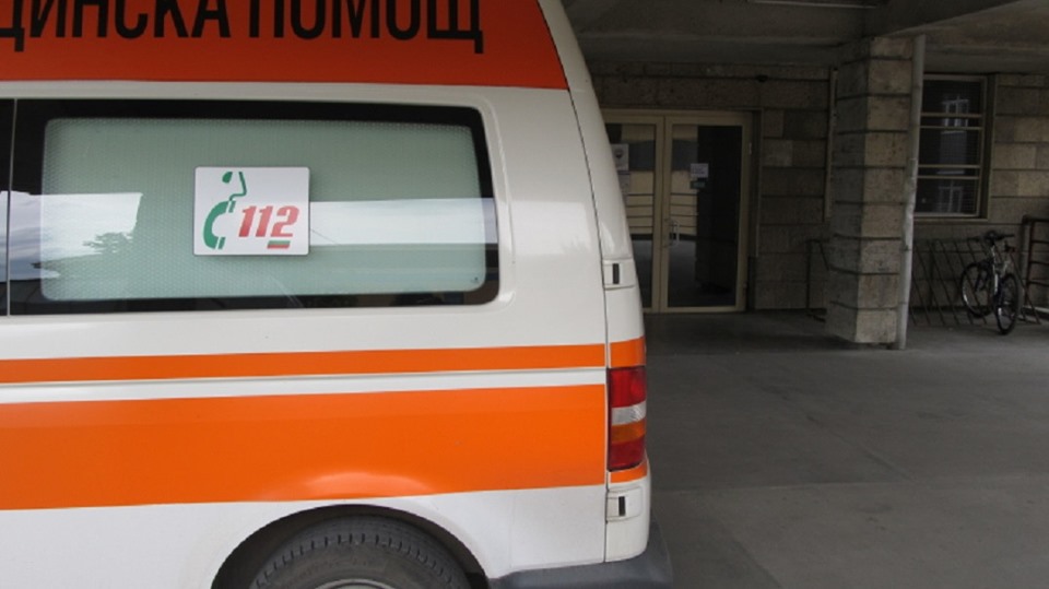 15-годишна се бори за живота си, автобус я помете край Гълъбово