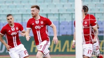 Драма на "Васил Левски"! Кръв на стадиона - треньор на ЦСКА лежи на пистата! Сектор "А" бушува