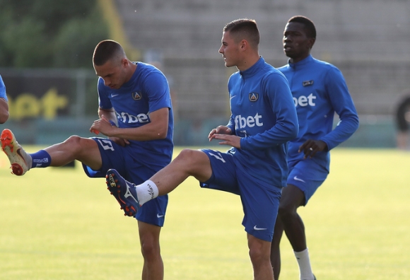 Хубчев дава седмица допълнителна почивка на младежките национали