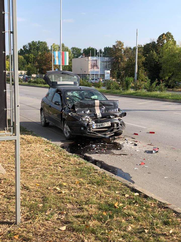Фиат се размаза на входа на Карловско шосе в Пловдив (СНИМКА)