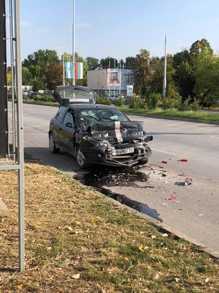 Фиат се размаза на входа на Карловско шосе в Пловдив (СНИМКА)