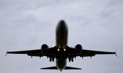 Руски самолет кацна аварийно, запалил се двигателят