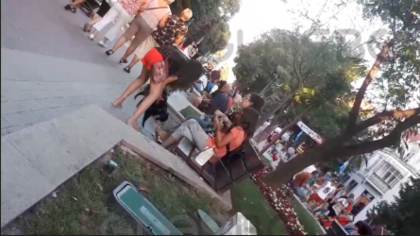 Момичета набиха кучето си пред погледа на майка им ВИДЕО 18+