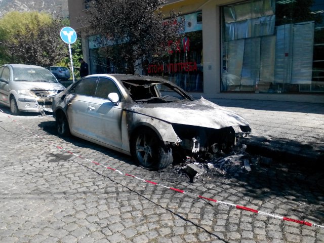 Запалиха колата на карловска журналистка от Господарите СНИМКИ