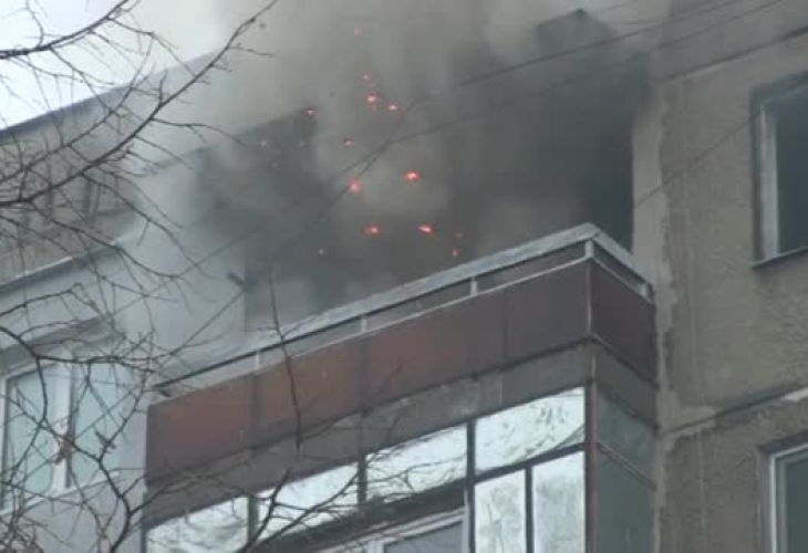 Огнен ад в Русе! Пожар в жилищен блок, евакуираха няколко семейства (ВИДЕО)