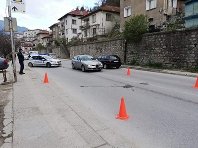 Дете е блъснато от автомобил на оживена улица в Смолян, с фрактура на черепа е