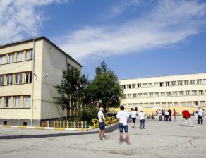 Шестима набиха съученик в двора на училище