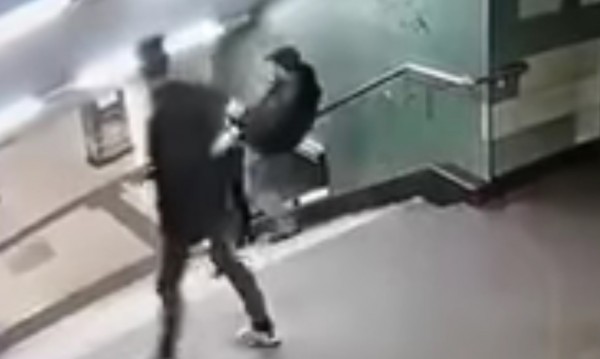 Гавра с германка! Мигрант я ритна в гърба в метрото