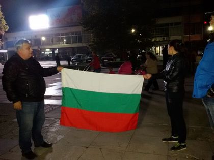 Стотина военни подкрепиха полицаите пред Военния клуб в Пловдив