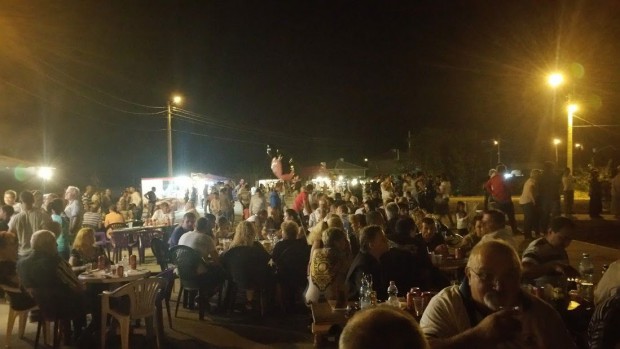 Стотици препълниха новия площад на събора в с. Крислво