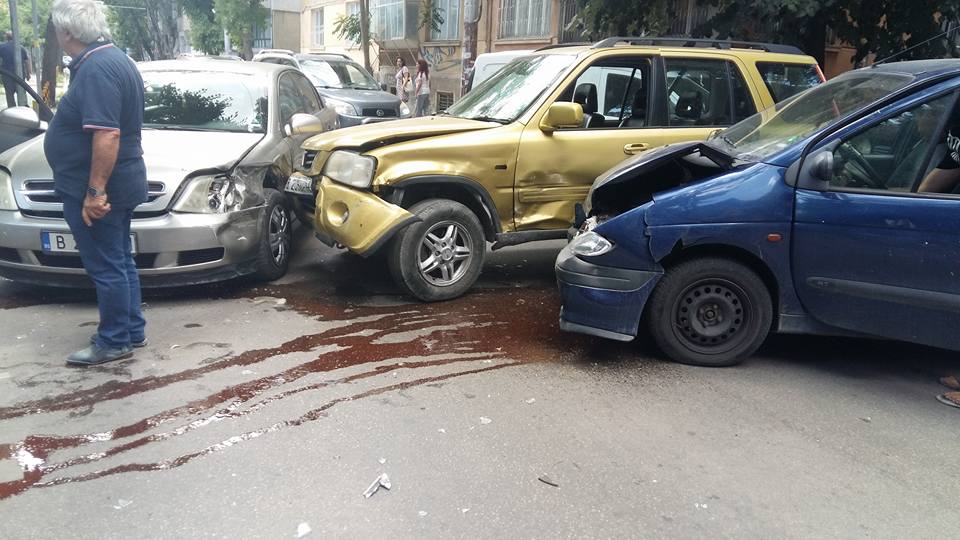 Меле с три коли във Варна, има пострадал! (СНИМКИ)