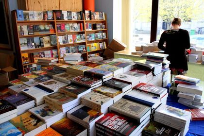 Аха да стане чудо: Обраха книжарница - взели топки и чорапи