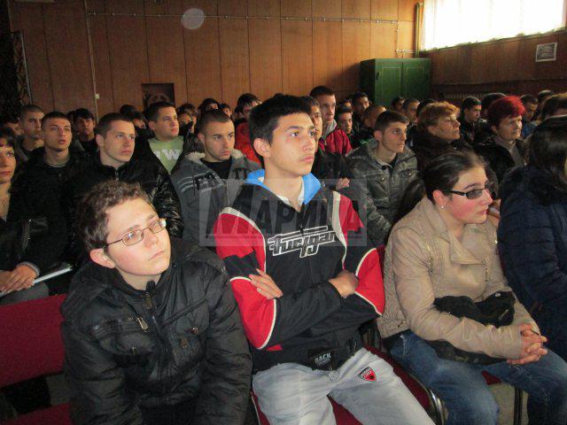 Карловски ученици гледат големите експерименти в ЦЕРН от класната стая