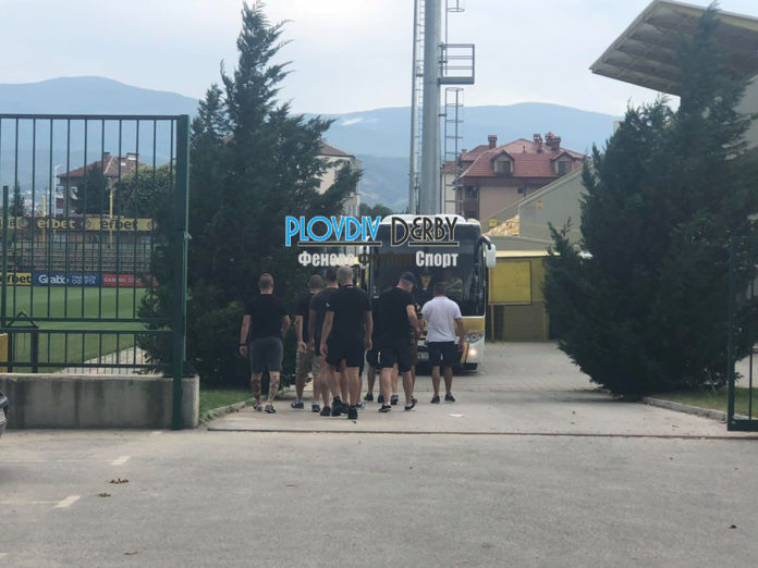 Извънредно! Ултраси на Ботев влезнаха на базата в Коматево и… СНИМКИ