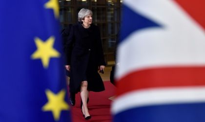 Мей си отдъхна... засега. Чакат я нови битки по пътя към Brexit