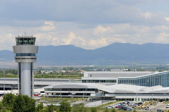Уволнение и наказания на Летище София заради пуснатите без проверка пътници от Ливан