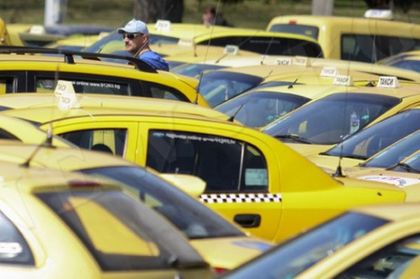 100 таксита се събраха на протест, готвят шествие