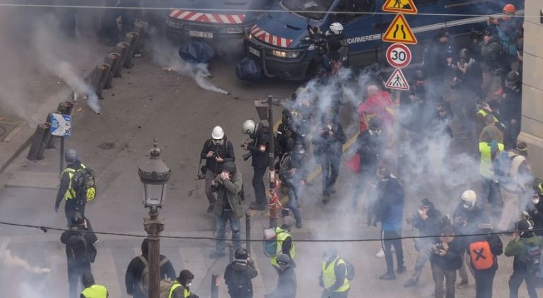 Отново размирици в Париж, полицията използва сълзотворен газ