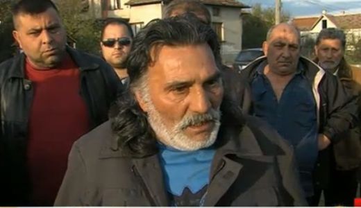 Жива верига от цигани спря поставянето на електромери на високи стълбове