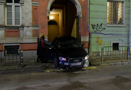 Две блондинки си спретнаха зрелищно меле под носа на МВР в София (СНИМКИ)