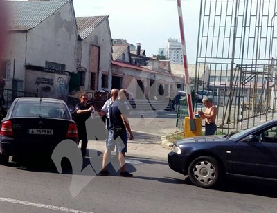 Бой на бургаско кръстовище: шофьор счупи прозорец на колега