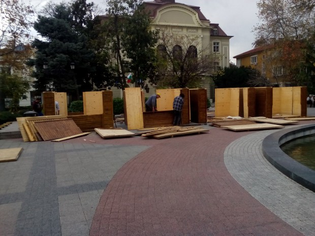 Започна монтажът на Немския коледен базар пред Общината