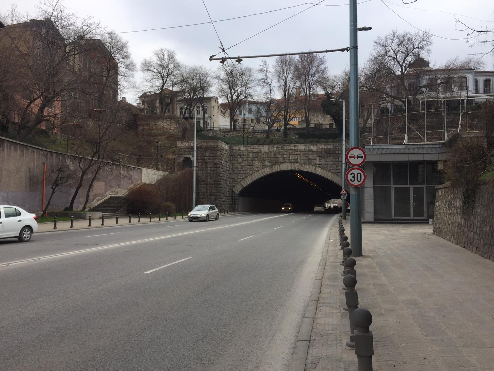 Четири коли се нанизаха една в друга в Тунела в Пловдив